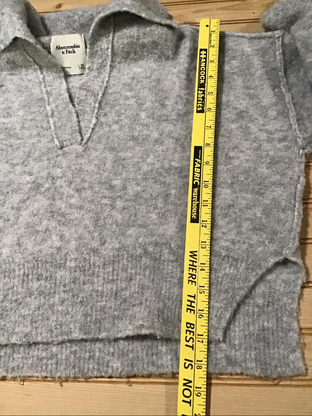 Abercrombie & Fitch Women's Gray Exposed Seam Collared V-Neck Crop Sweater - Picture 3 of 8